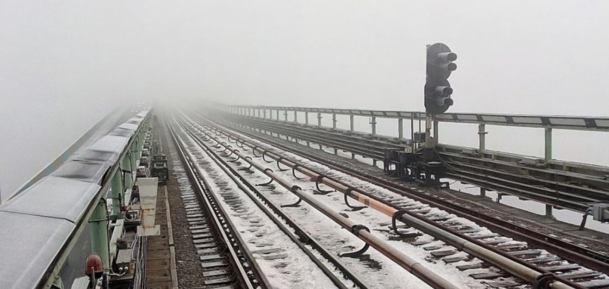 У Києві людина впала в річку з мосту: перші подробиці НП