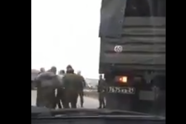 ''В Україну їдуть!'' Російські військові влаштували на дорозі бійку
