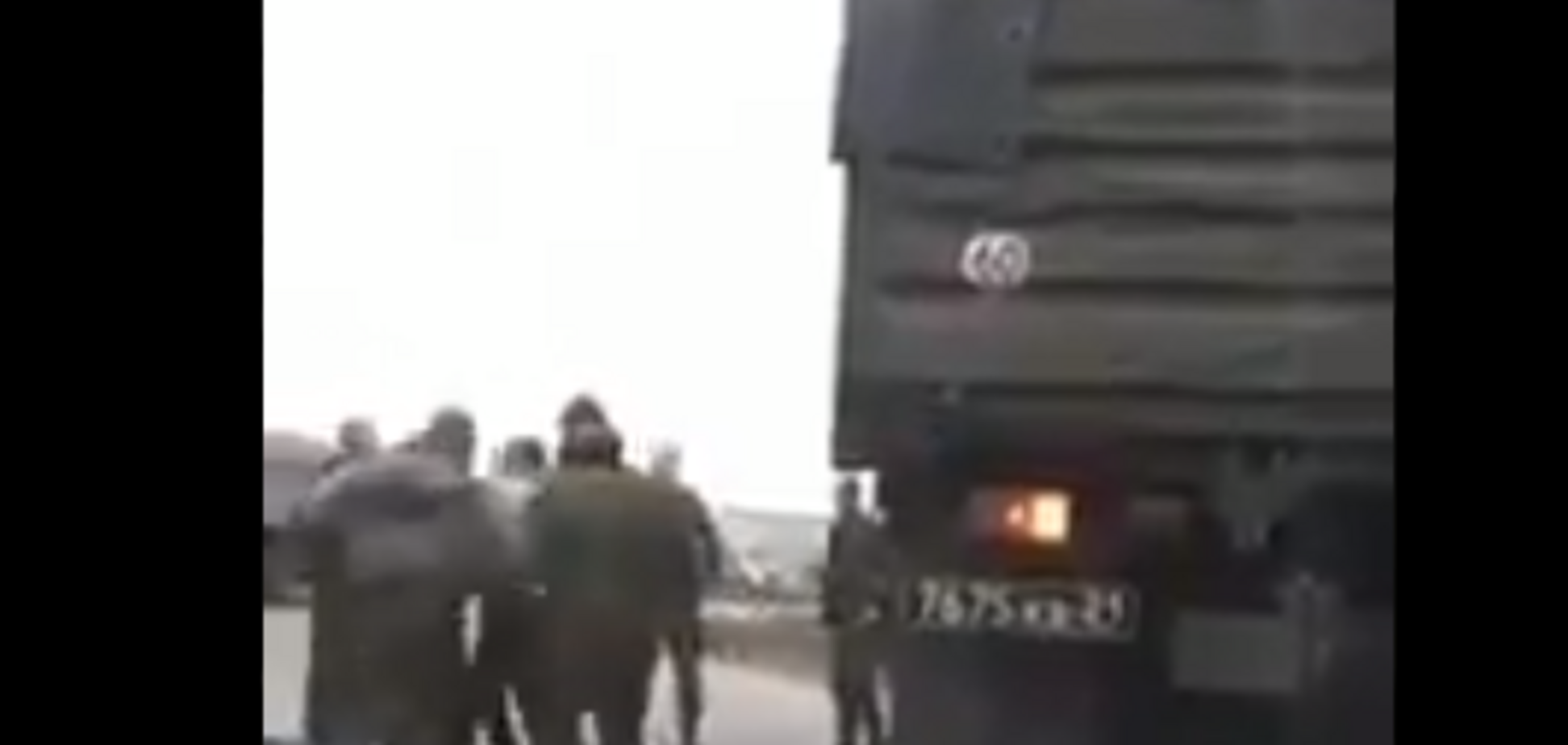  ''В Украину едут!'' Российские военные устроили на дороге разборки