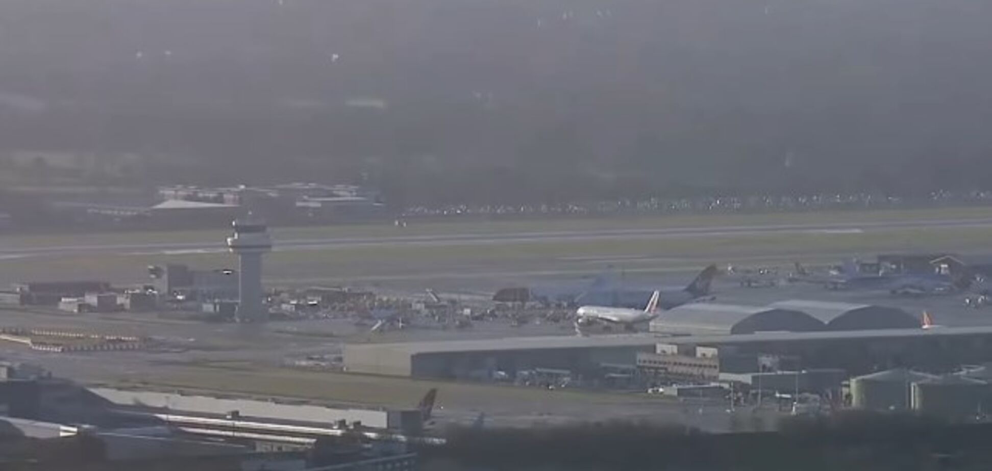 Один из крупнейших аэропортов Европы закрыли: есть новые подробности