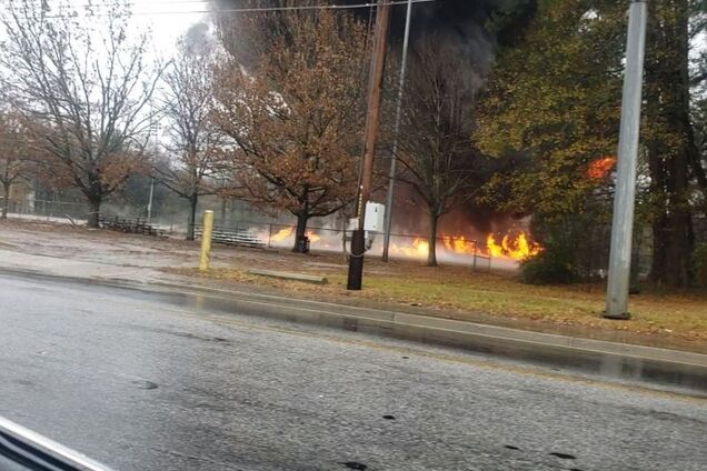 В США самолет рухнул на футбольное поле: четверо погибли