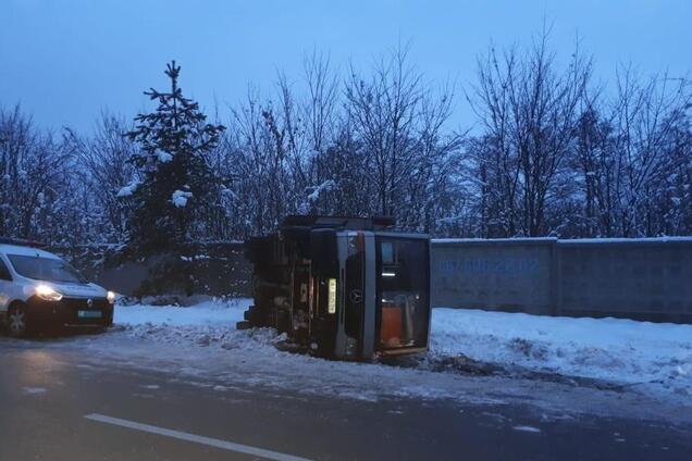 Під Києвом перекинулася маршрутка із 30-ма пасажирами: є постраждалі