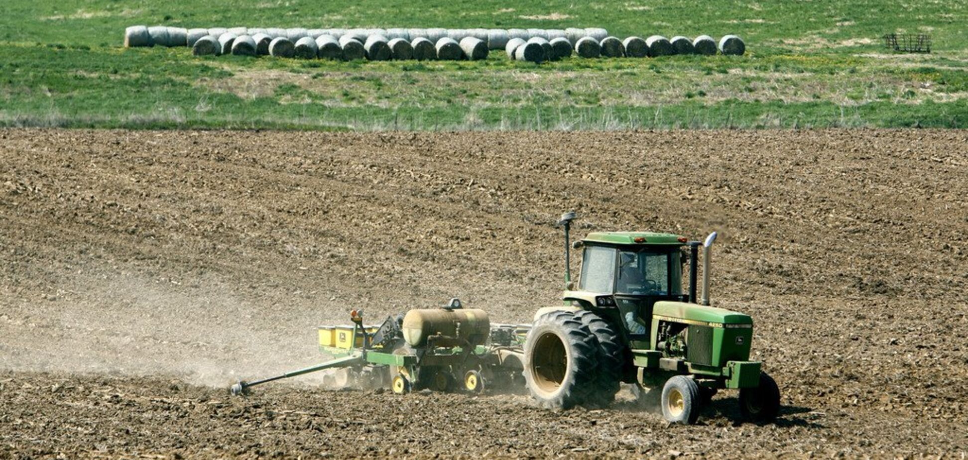 ''Разлетаются как горячие пирожки'': украинцам указали на провал моратория на продажу земли