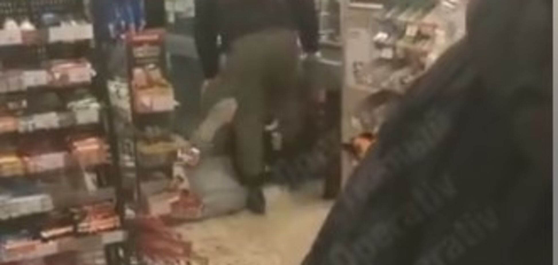 В Киеве охранники жестко избили покупателей супермаркета: момент попал на видео 