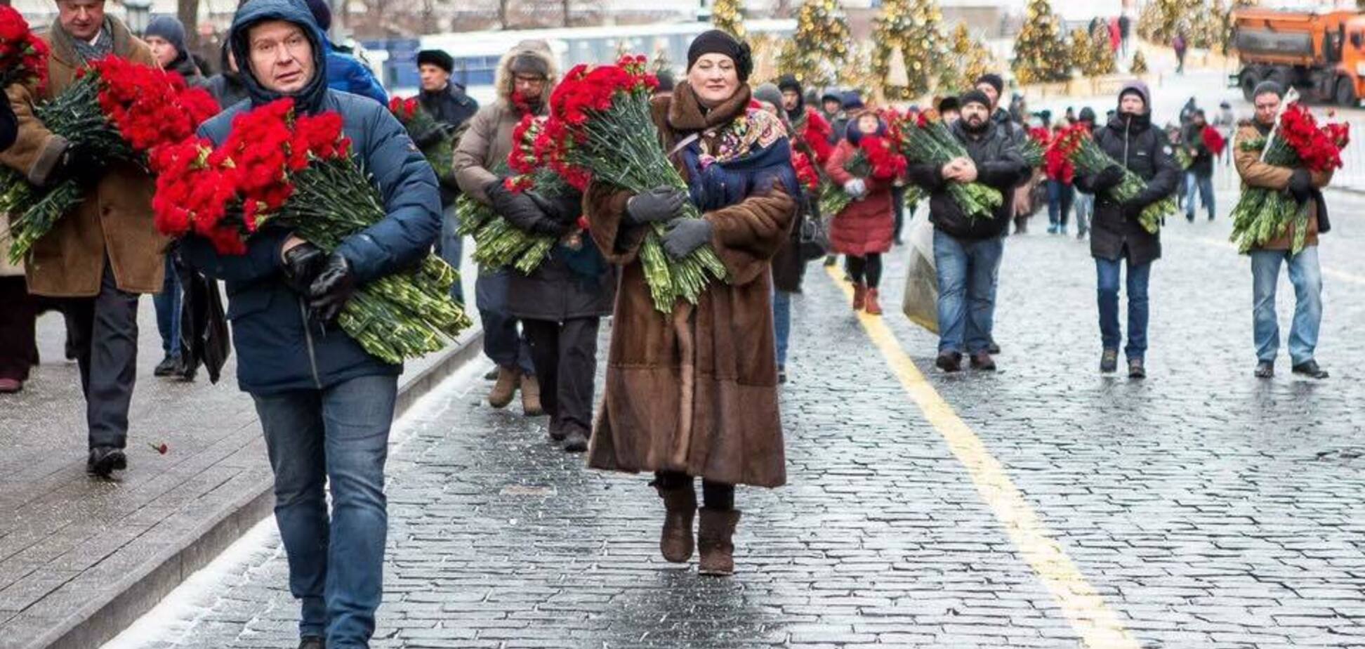 ''Гітлеру забули'': росіян висміяли за масове поклоніння Сталіну