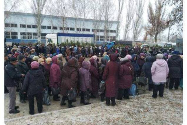 Сбылась мечта идиота: в Луганске очередь за яйцами