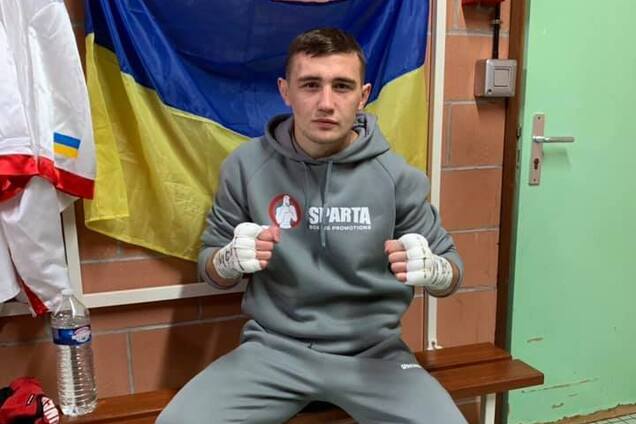 Известного украинского боксера забросали стульями после победы в чемпионском бою