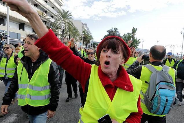 Протесты во Франции: Макрон пригрозил жесткой расправой