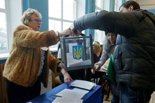 В Україні проходять перші місцеві вибори: всі подробиці