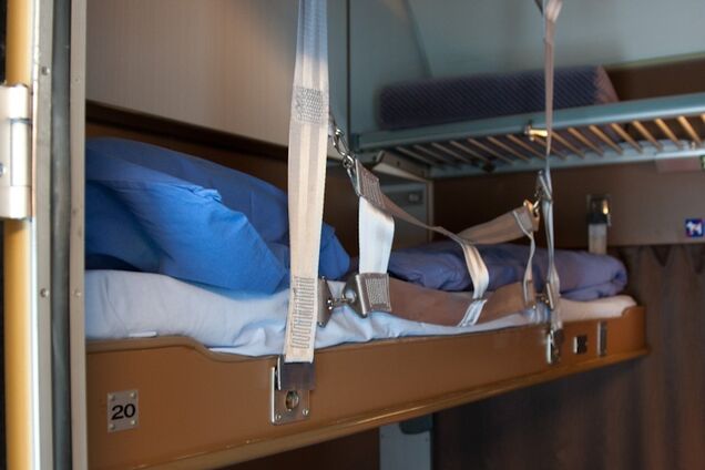 Знову обірвалася полиця: у потязі ''Укрзалізниці'' сталася НП із депутатом