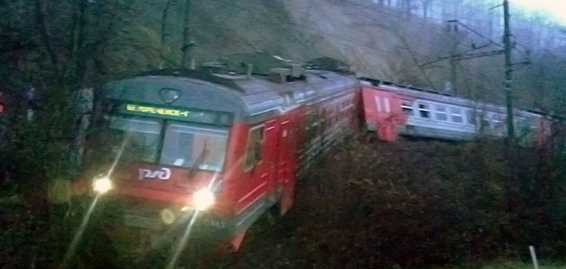 У людей переломы: в России сошла с рельсов электричка. Фото и видео ЧП