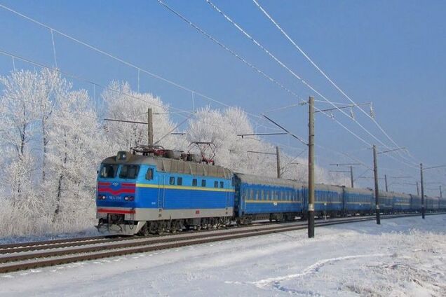 ''Ждите 14 дней!'' Поезд ''УЗ'' застрял в поле на Тернопольщине: все детали