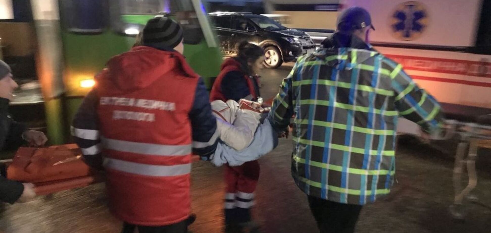 Під Києвом вантажівка протаранила маршрутку з людьми: фото масштабної ДТП