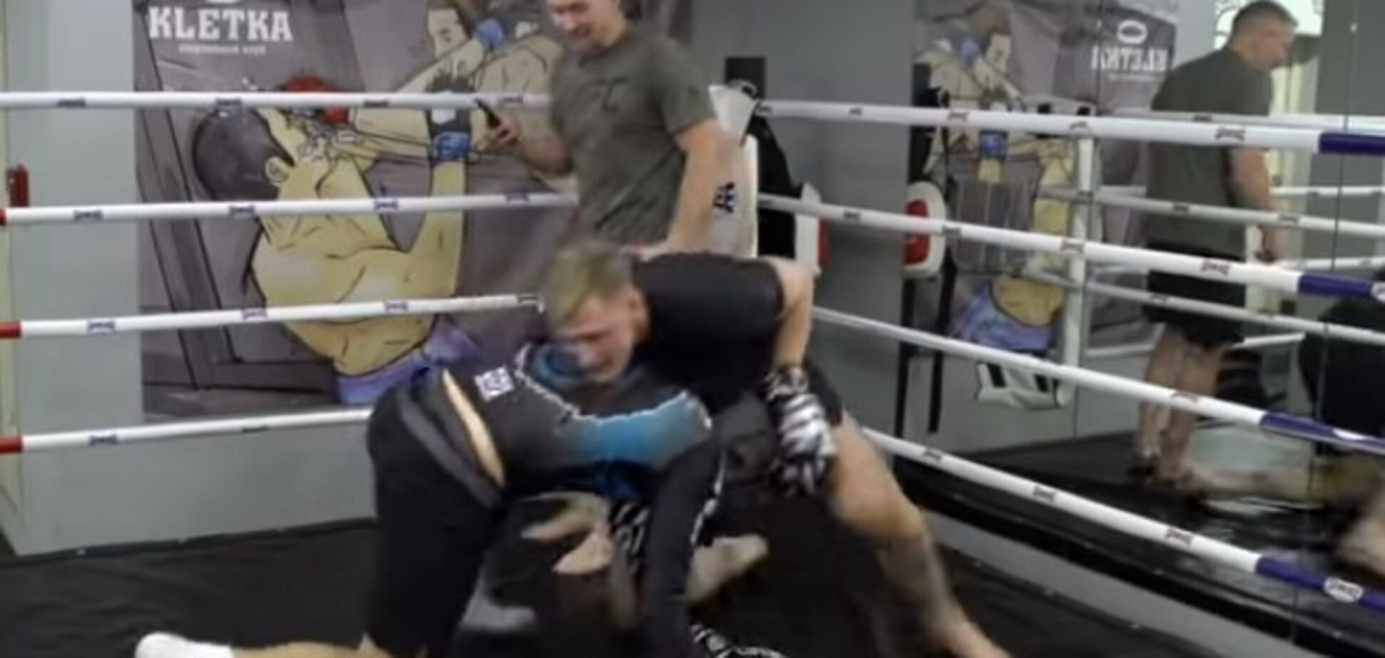 Футболіст збірної Росії побився із бійцем UFC: опубліковане відео