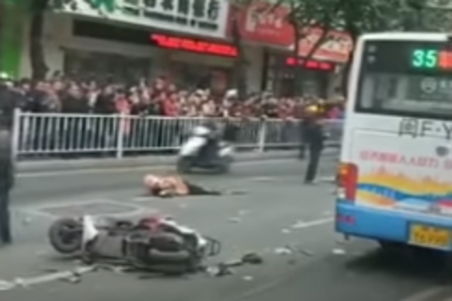 У Китаї автобус врізався в натовп: багато загиблих і поранених