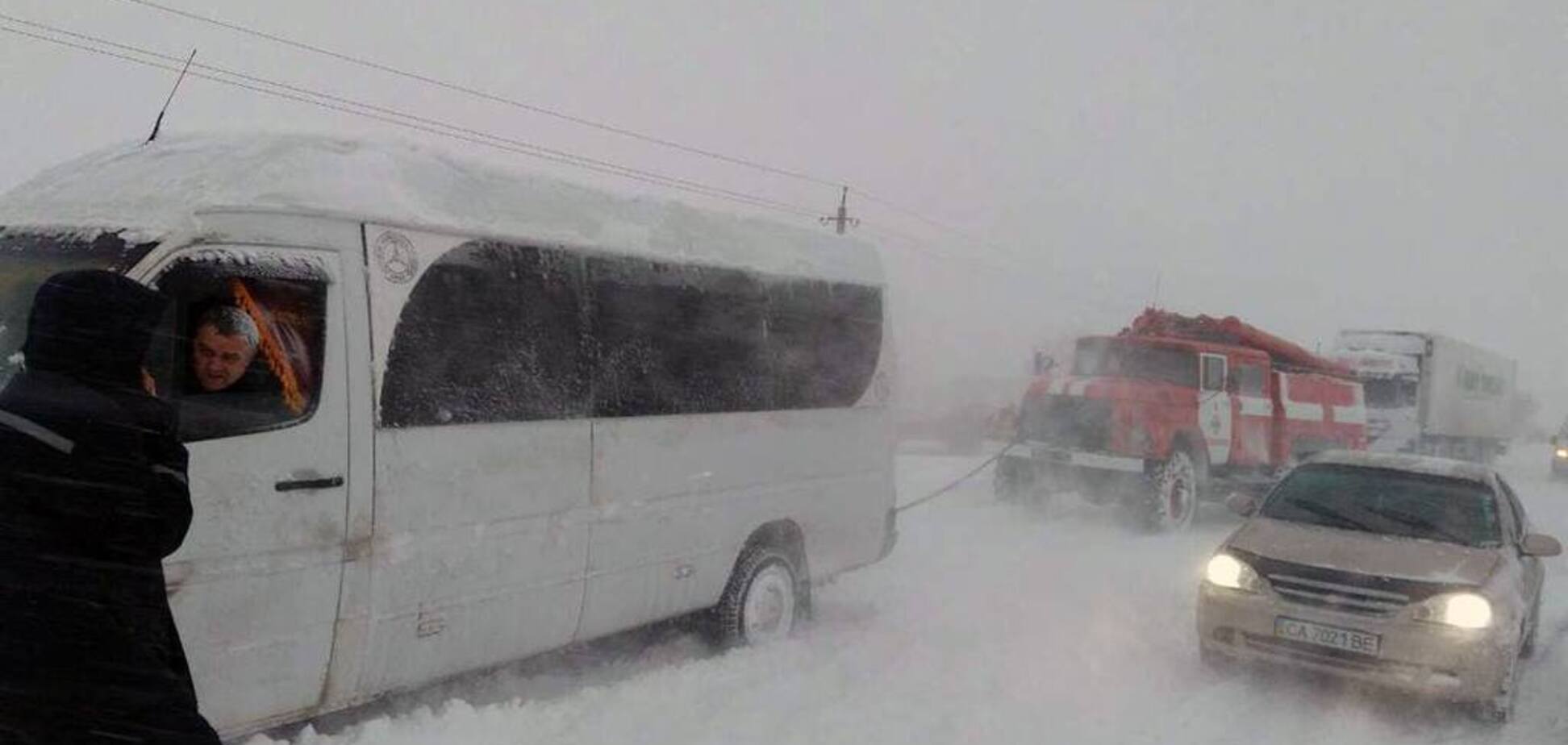 Снежный коллапс в Украине: въезд в одну из областей полностью закрыли
