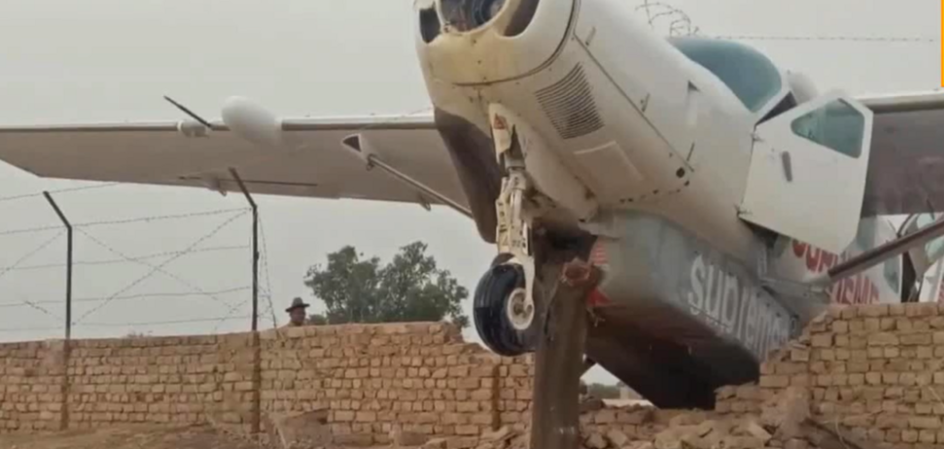 В Конго рухнул самолет с 72 людьми на борту: десятки пострадавших