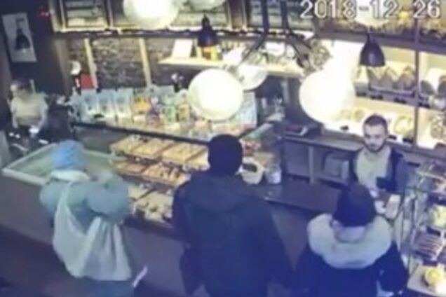 У Києві злодійки обчистили покупця біля каси: момент потрапив на відео