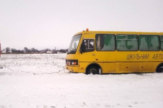 Під Києвом шкільний автобус потрапив у снігову пастку: відео та фото НП