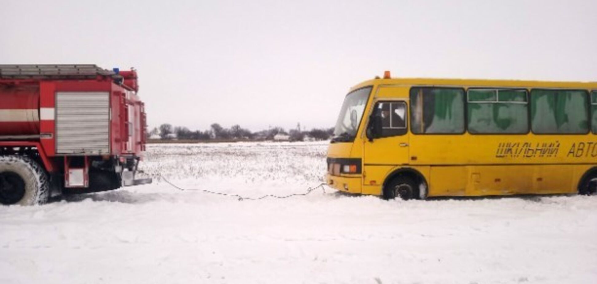 Под Киевом школьный автобус попал в снежную ловушку: видео и фото ЧП 