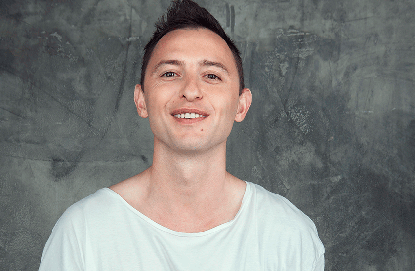 ''Чувствовать себя куском г**на'': российский певец объяснил, почему не ездит в Крым