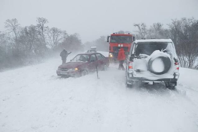 Украина в снежном плену: что творится на дорогах страны 