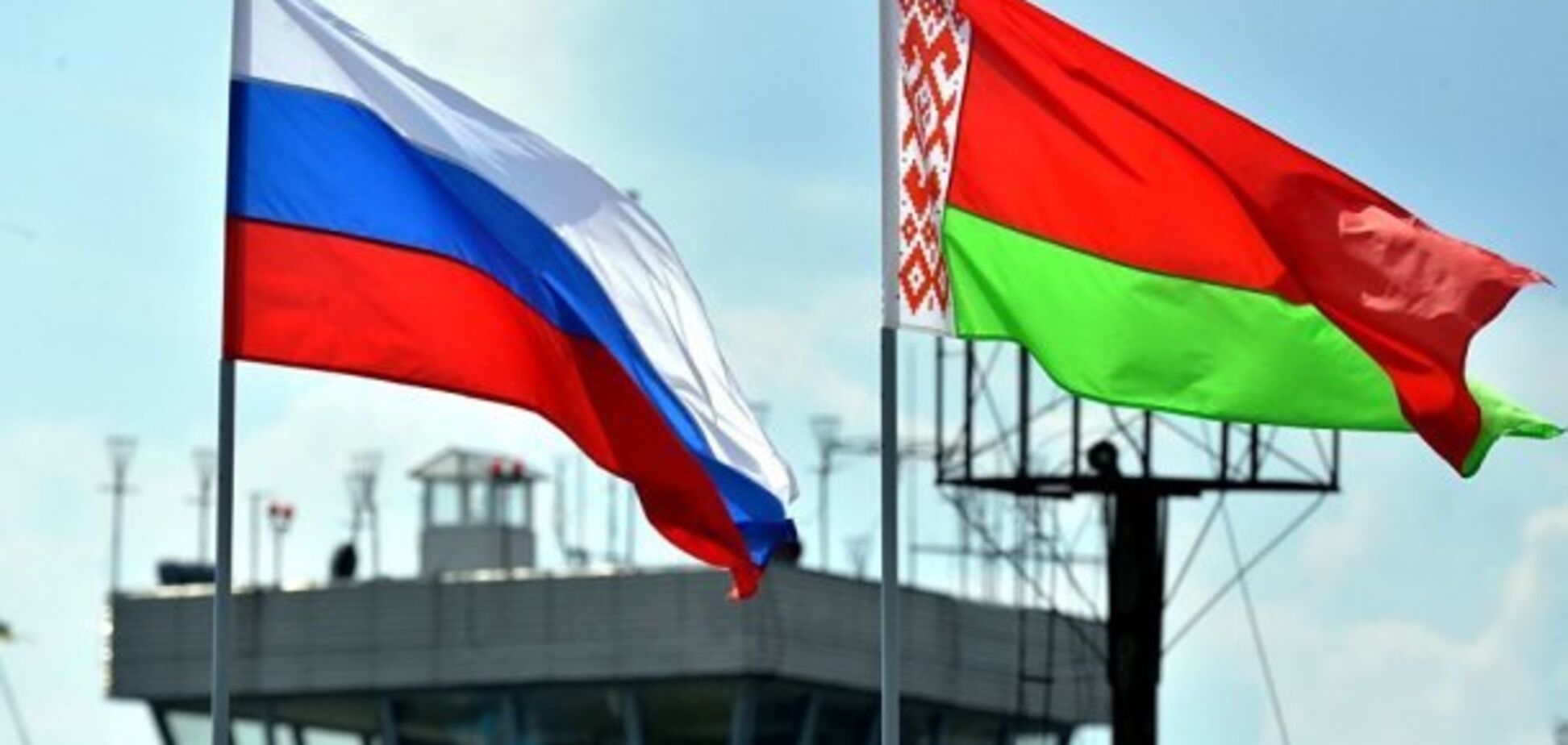 ''Жесткий торг'': выяснилось, чем Путин шантажирует Лукашенко