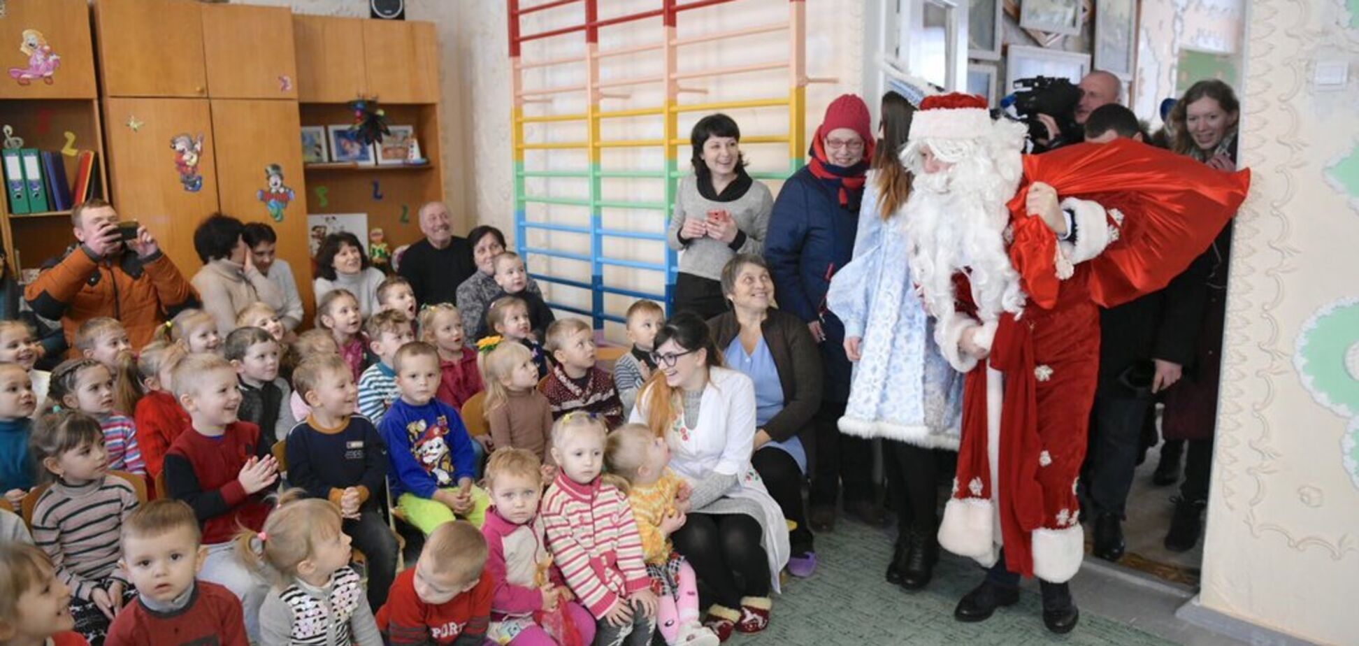 'Волки за нами гнались': Ляшко поработал Дедом Морозом. Видеофакт