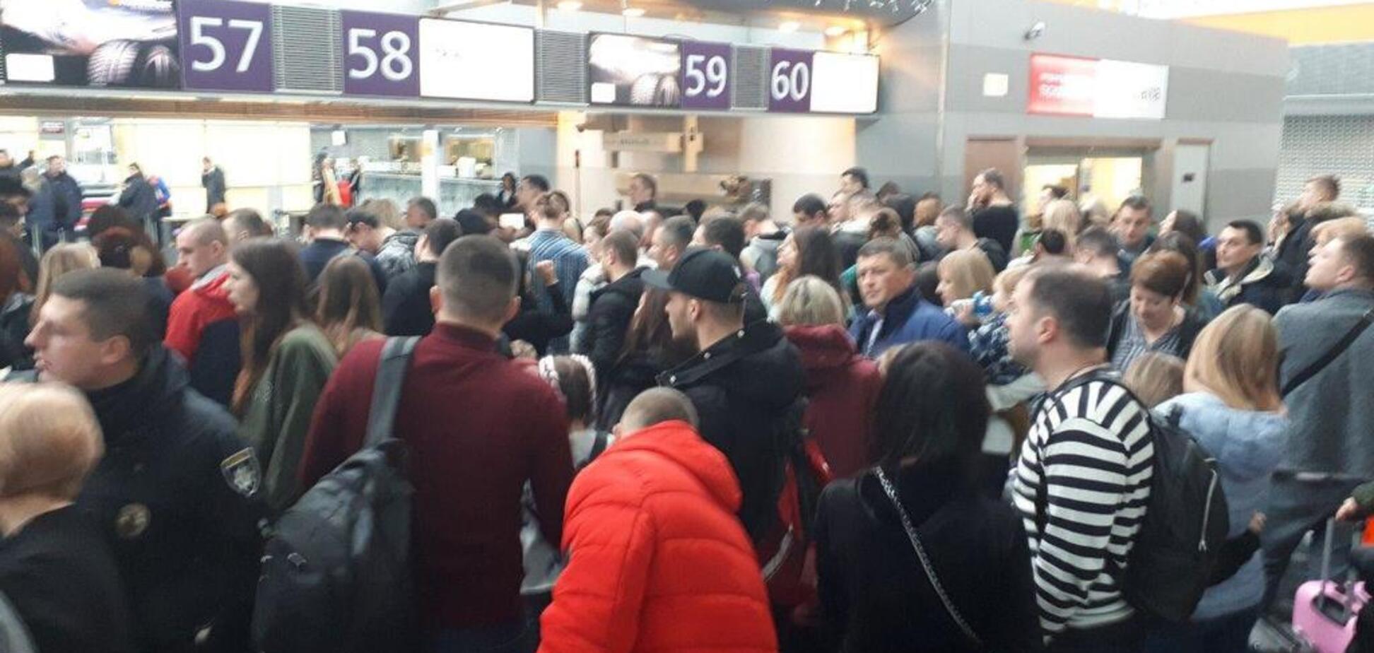 ''Чи справжні у нас квитки?'' У ''Борисполі'' застрягли десятки пасажирів із дітьми