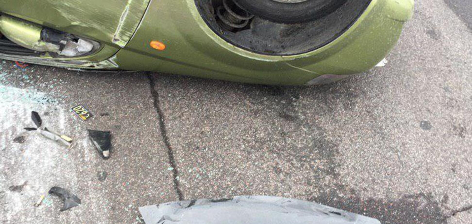 У Києві таксі перекинулося на дах: постраждала дитина. Фото з місця НП