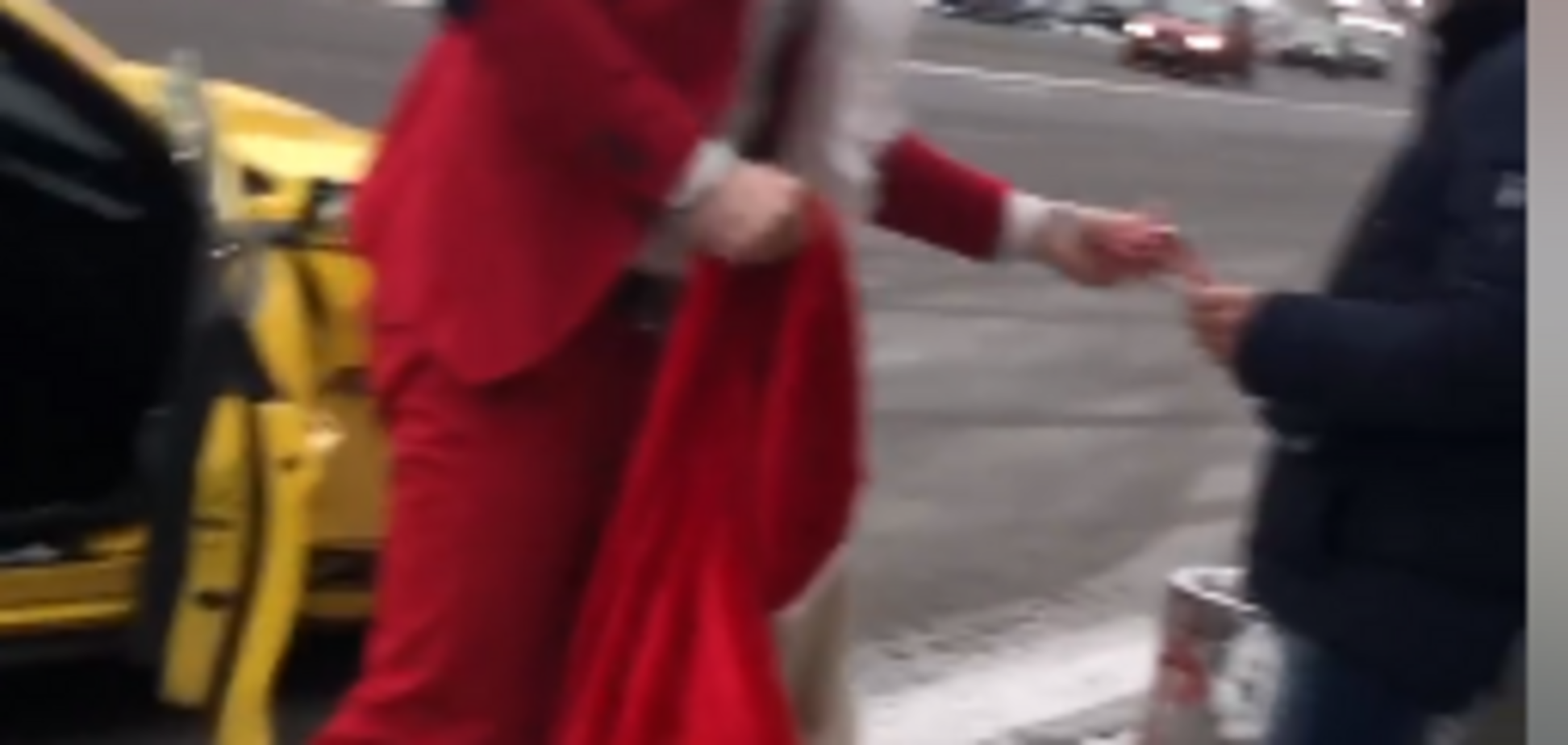 Стало известно, кто организовал поздравление на остановках Киева Санты на Мустанге