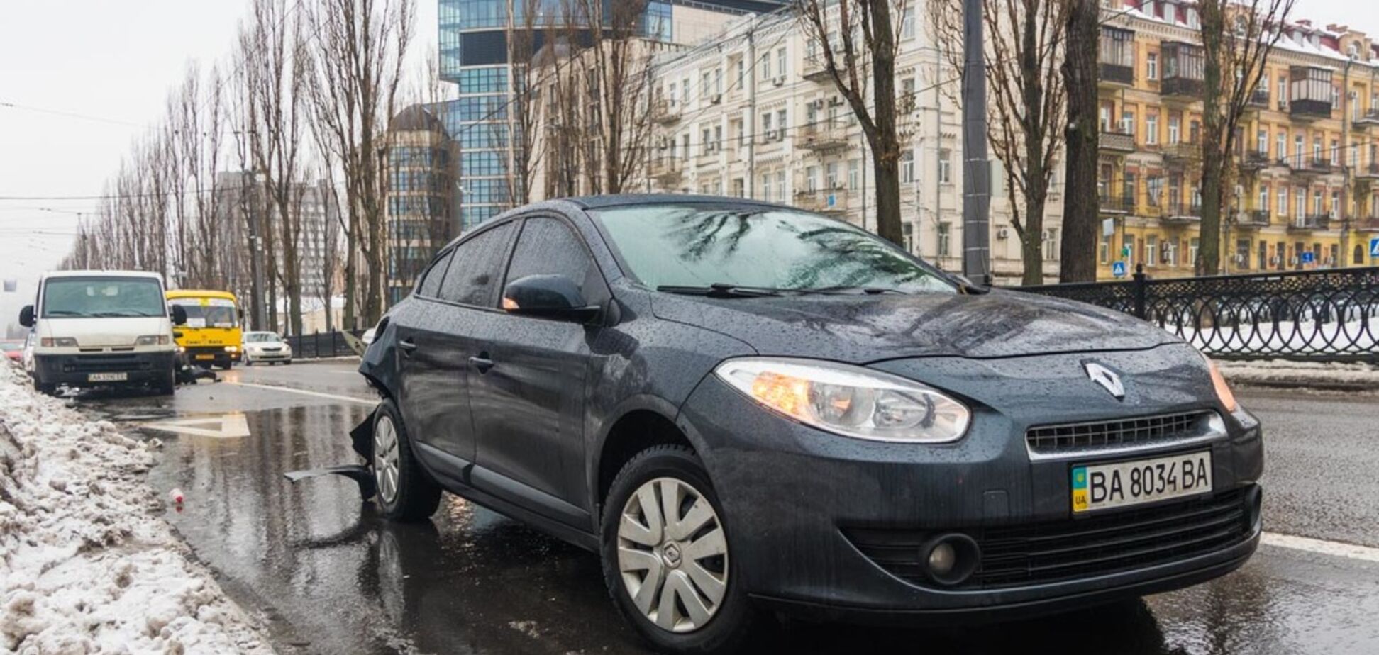 В центре Киева произошло масштабное ДТП с тремя авто: первые фото 