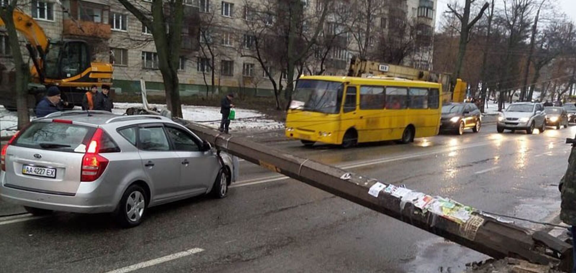 Столб раздавил авто: в Киеве произошло необычное ЧП на дороге. Появились фото и видео