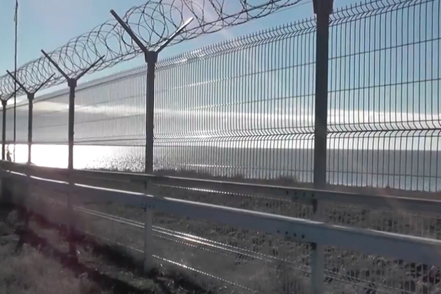''Ответственность неизбежна'': оккупанты показали забор в украденном Крыму. Видео