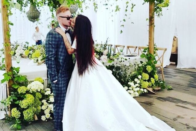 Популярна співачка в РФ розлучається: відверті фото зірки