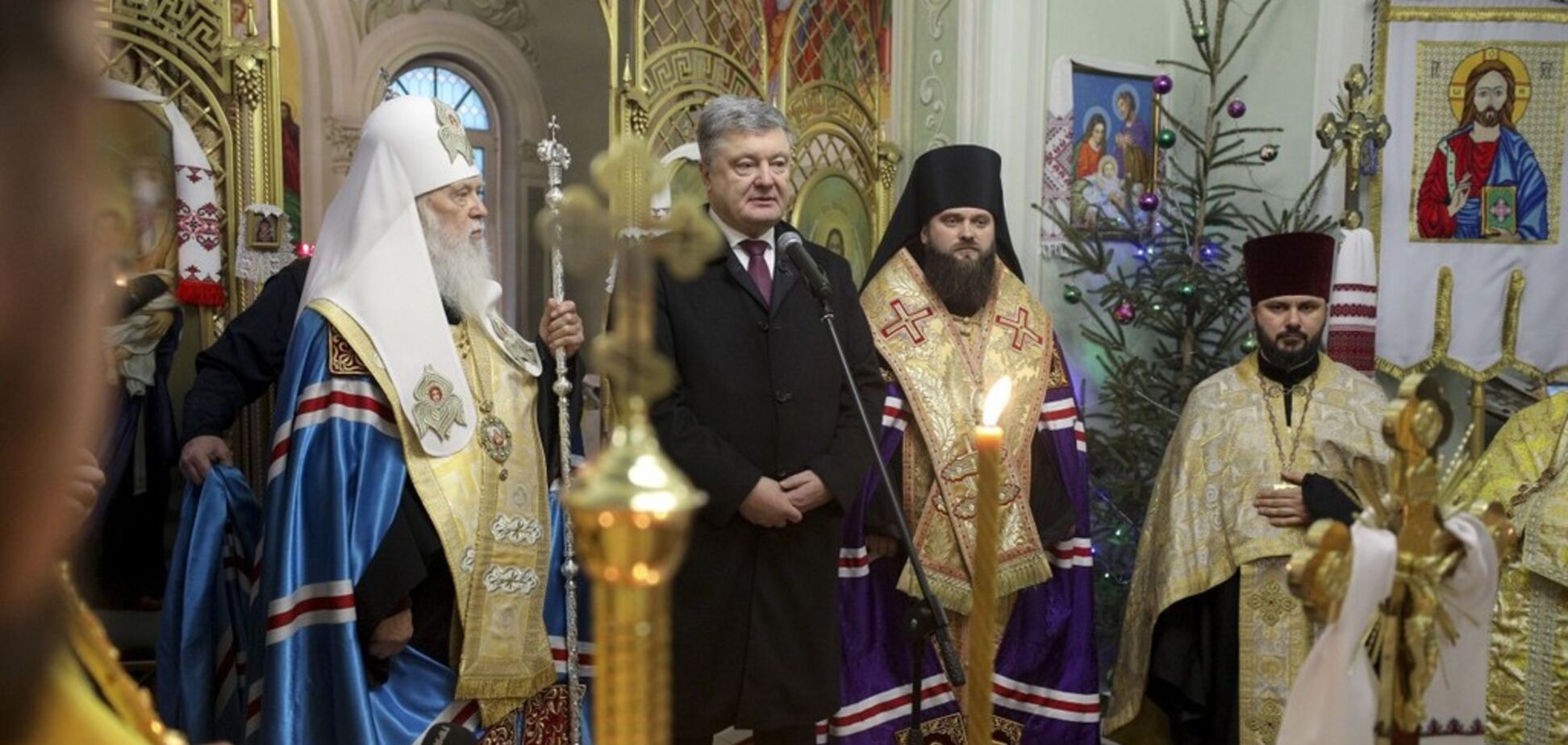 ''Ніхто не забороняє молитися за Росію'': Порошенко зробив заяву про МП в Україні
