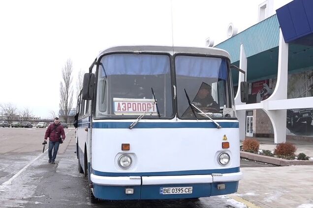 Николаевский аэропорт приобрел 'уникальный' 40-летний автобус для перевозки пассажиров