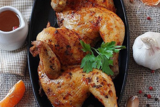 ''Гастрономическое наслаждение'': Седокова поделилась рецептом цыпленка с мандариновой сальсой