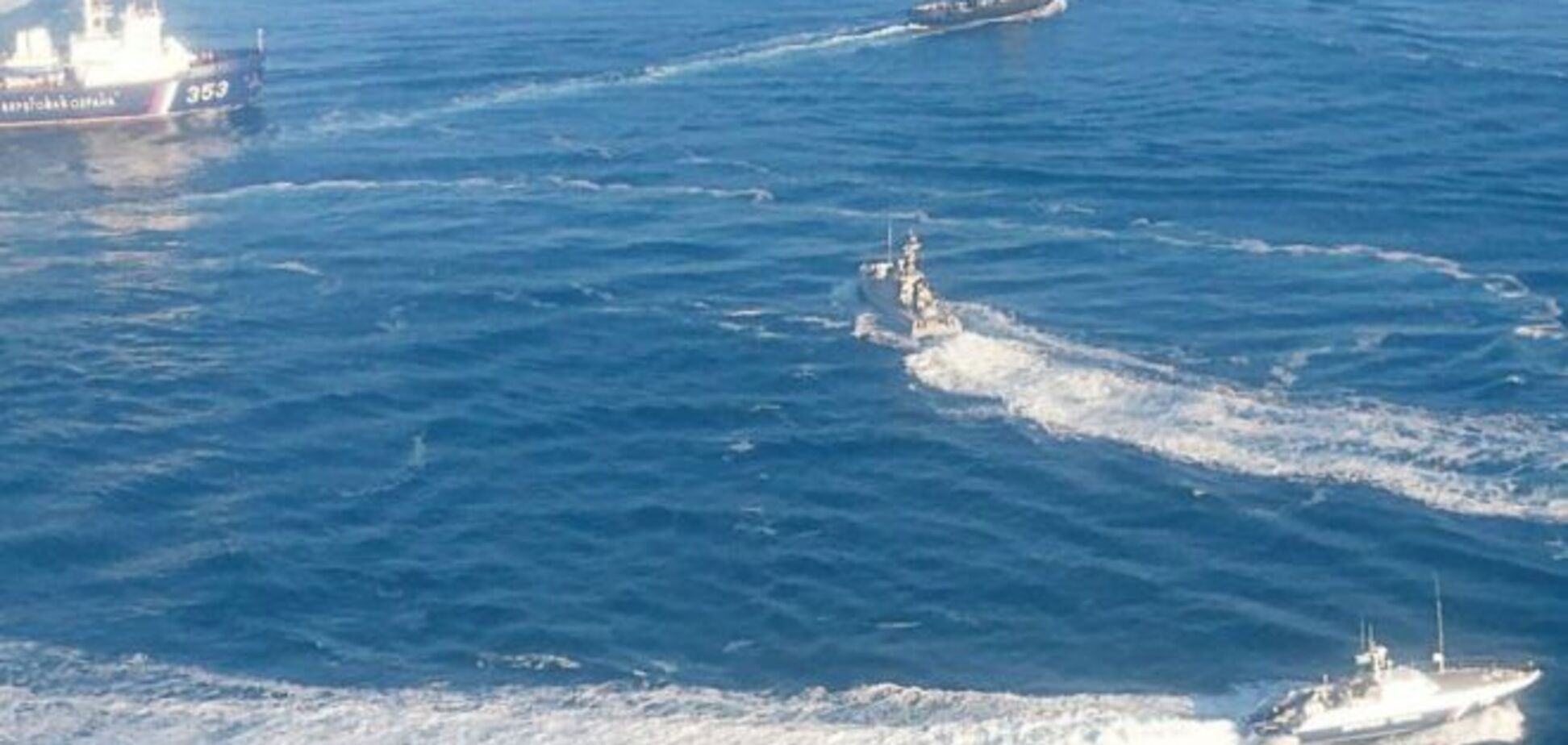 Атака в Керченській протоці: Росія стріляла в українські кораблі з гармати