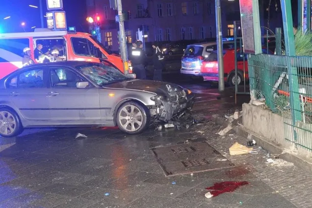 Автомобіль влетів у натовп
