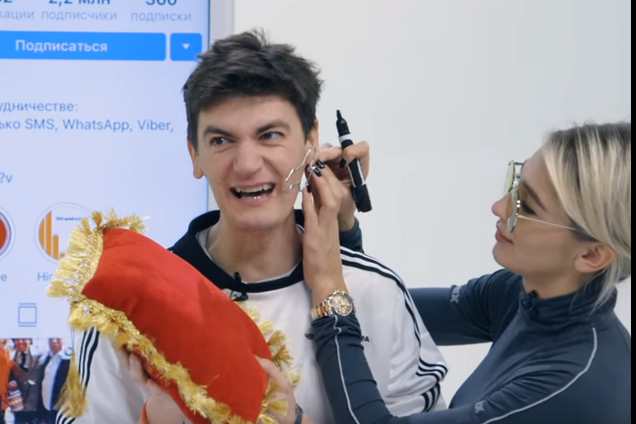 Известному в России юмористу нарисовали пенис на лице: видео