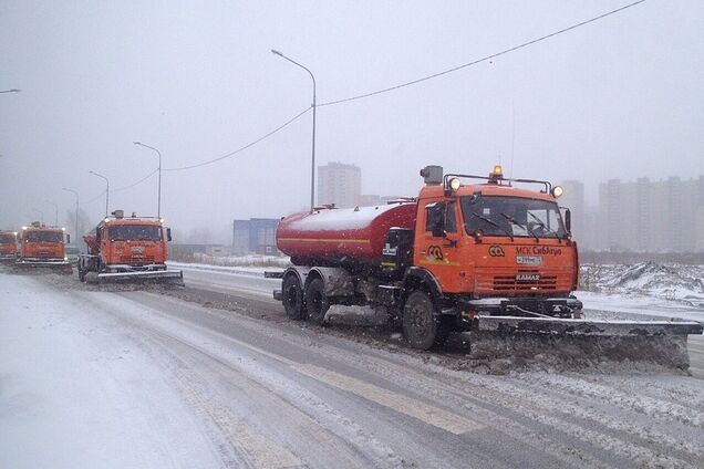 В Запорожской области на трассах работает зимняя спецтехника 
