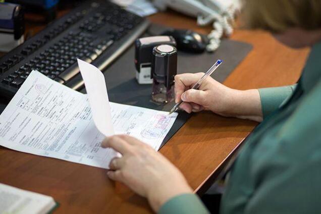 Валізи з доларами і величезні квартири: топ-чиновники України показали свої статки