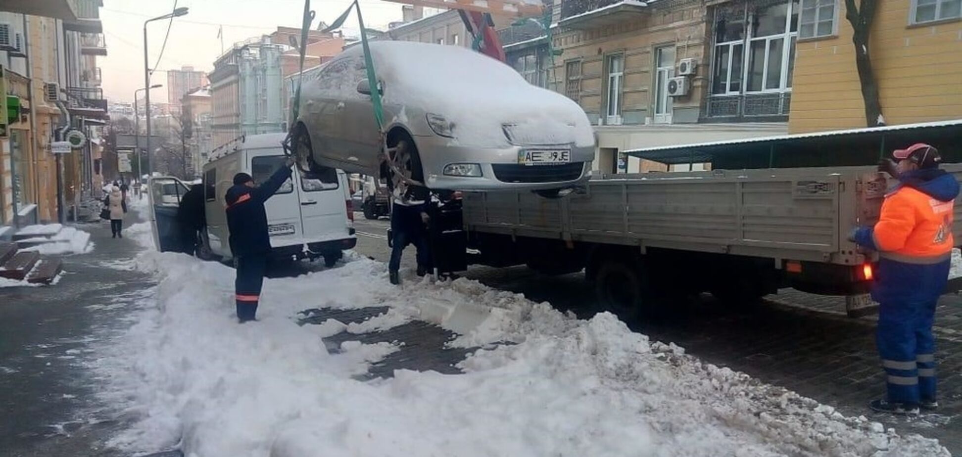 На вихідних спецтехніка цілодобово прибирала Київ від снігу