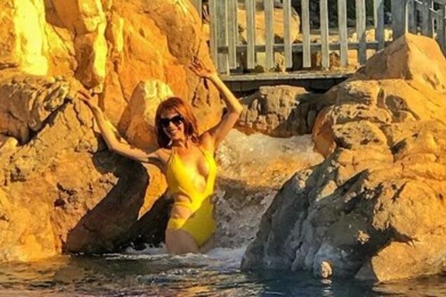 ''Красиві бублики'': 50-річна російська співачка здивувала мережу фото в купальнику