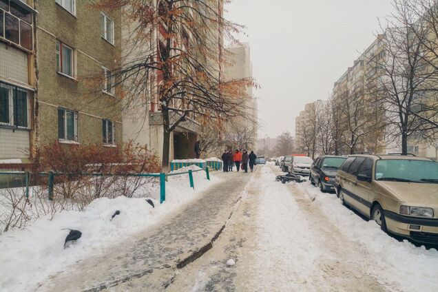 Из-за травли на работе: в Киеве мужчина выпрыгнул из окна многоэтажки