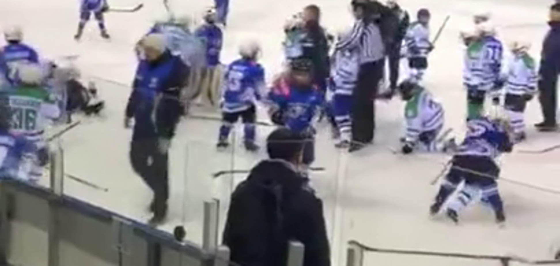 У Росії юні хокеїсти влаштували жорстку бійку, в яку полізли і батьки