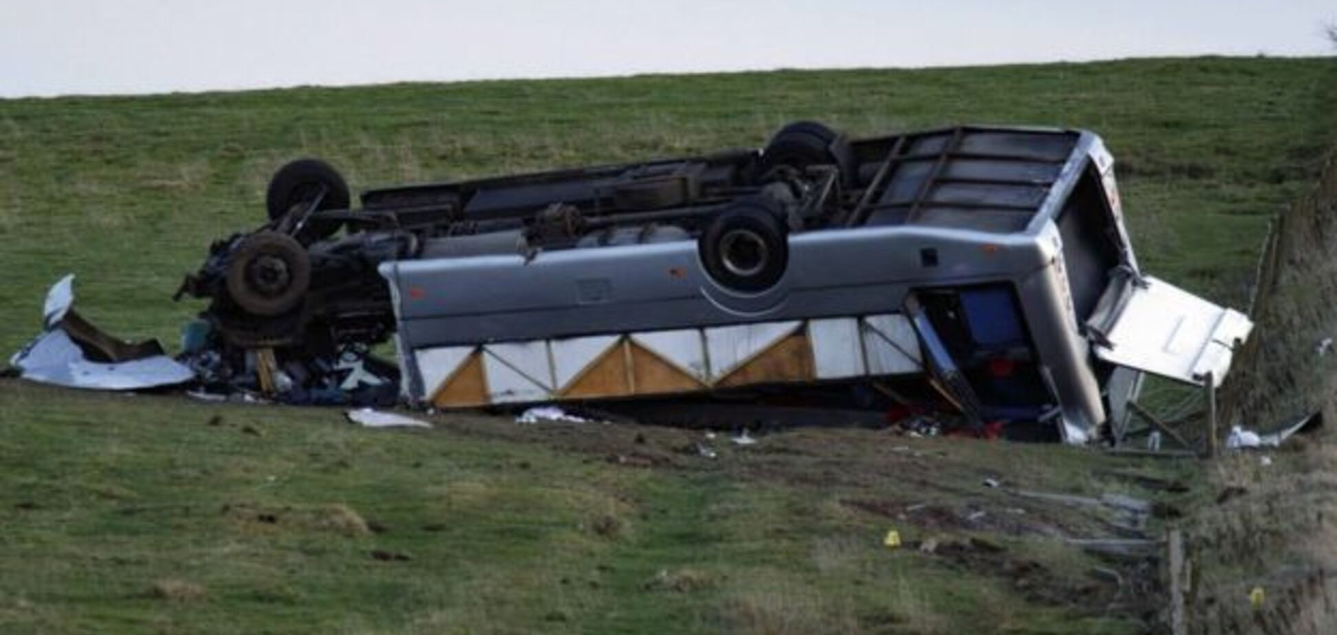 Перевернутый автобус и фатальный поворот: фото масштабного ДТП в Шотландии