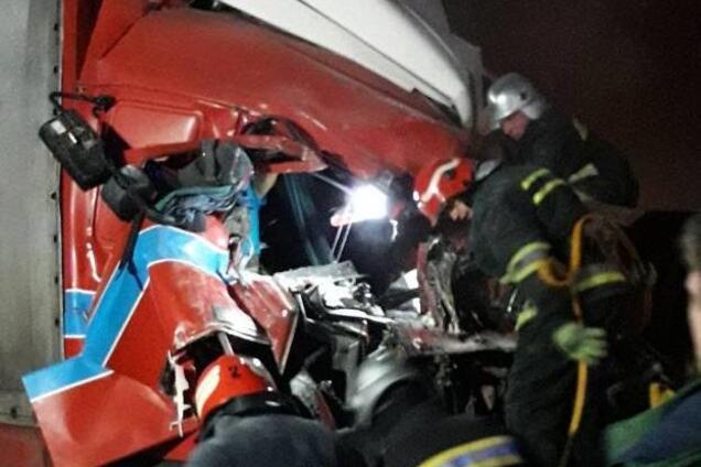 На Хмельниччині вантажівка протаранила кафе: є жертви