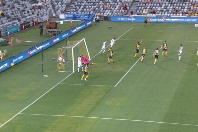 Футболіст на матчі не встиг зупинитися і зламав штангу